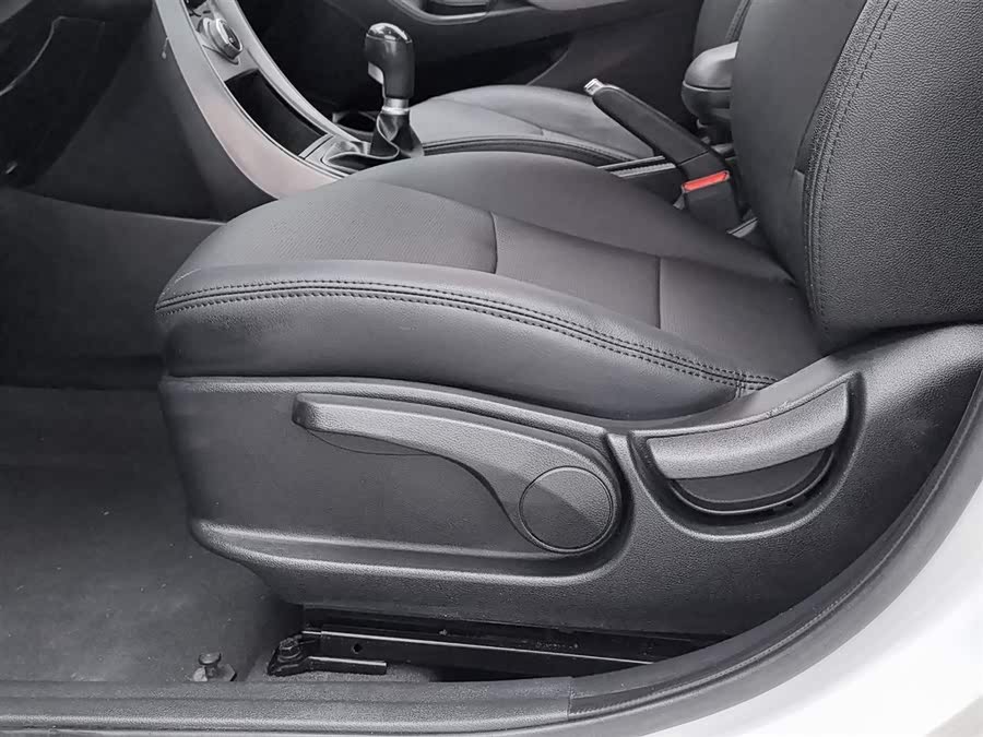 Hyundai Elantra 2015 — фото 20