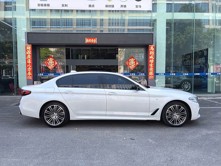 BMW 5 Series 2019 — фото 18
