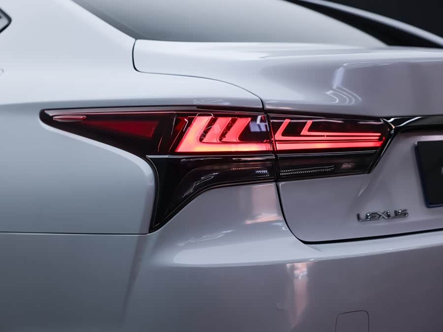 Lexus LS 2018 — фото 25