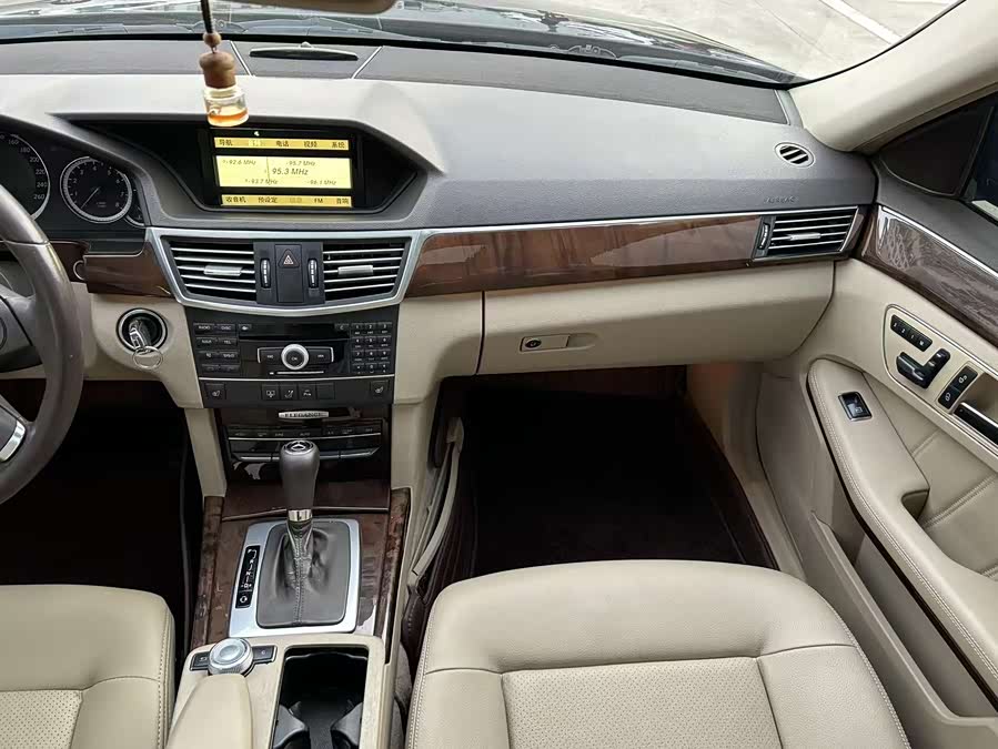 Mercedes-Benz E-Class 2011 — фото 16