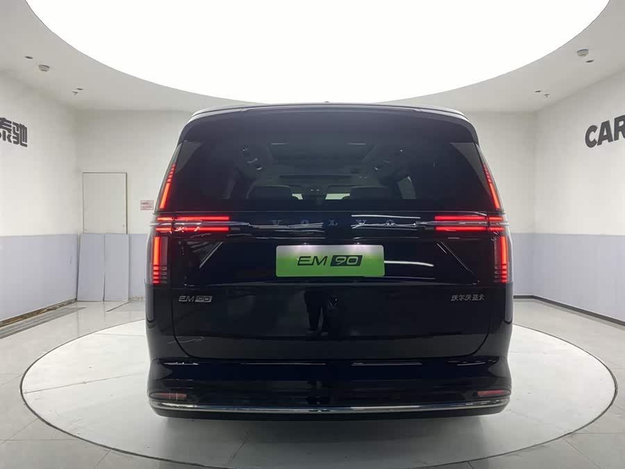 Volvo EM90 2025