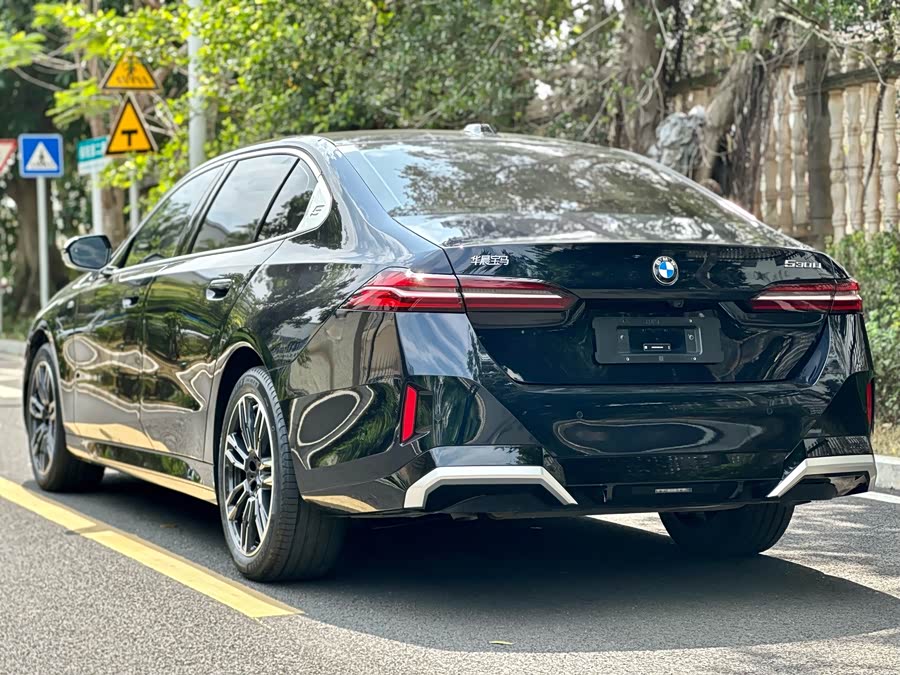 BMW 5 Series 2025 — фото 10