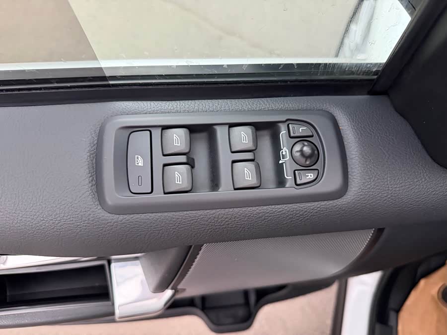 Land Rover Discovery 2014 — фото 24