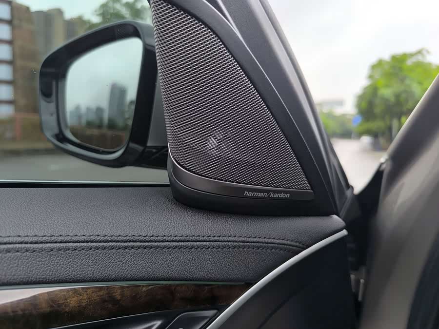 BMW 5 Series 2019 — фото 19