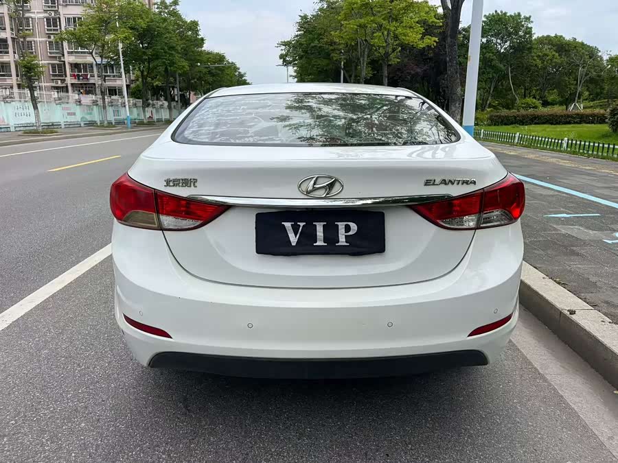 Hyundai Elantra 2015 — фото 8