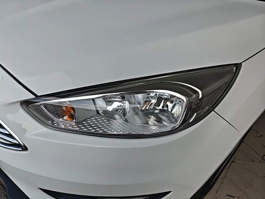 Ford Focus 2018 — фото 24