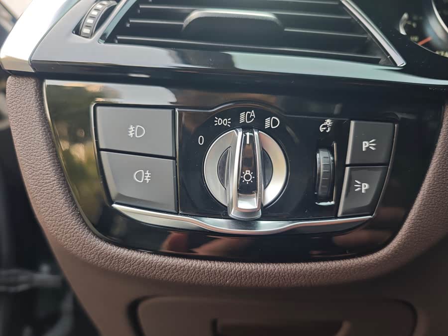 BMW 5 Series 2018 — фото 14