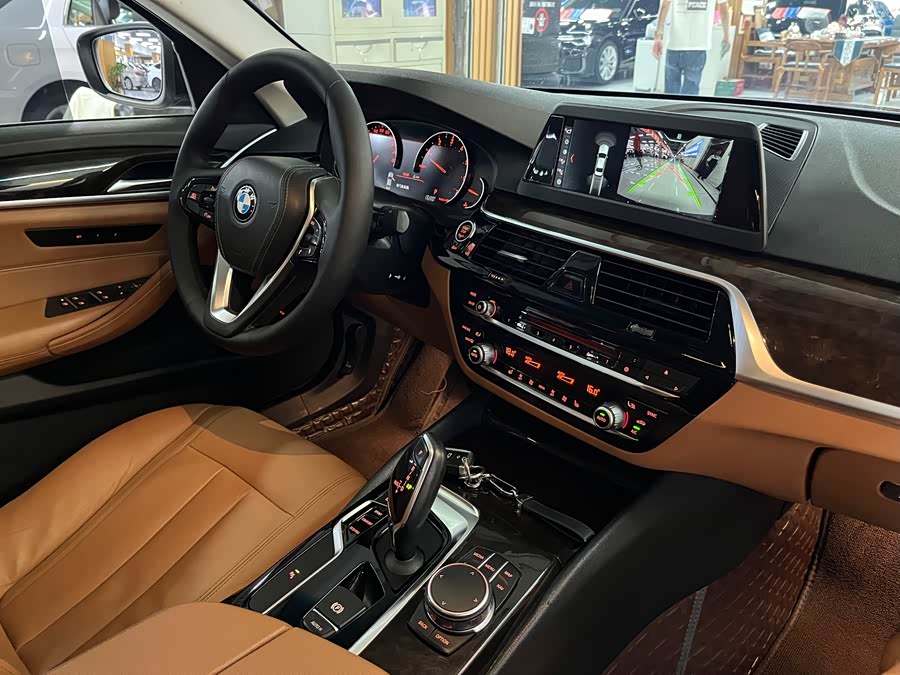 BMW 5 Series 2018 — фото 14