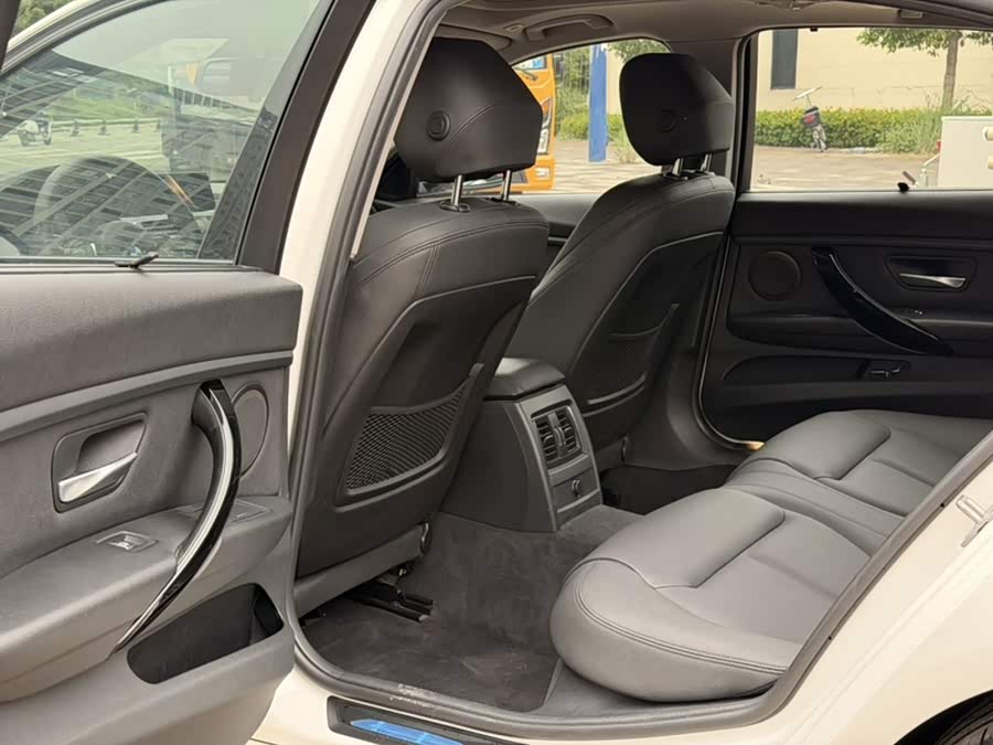 BMW 3 Series 2018 — фото 13
