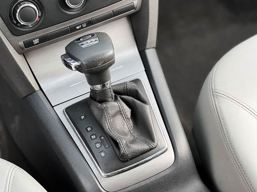 Skoda Octavia 2010 — фото 18