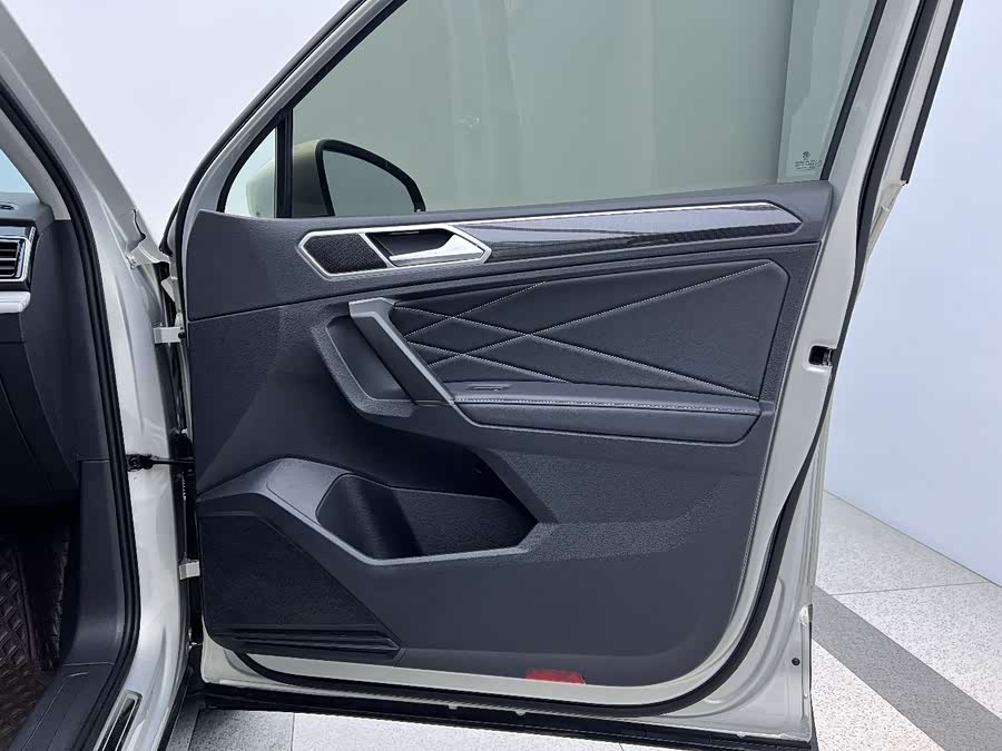 Volkswagen Tiguan L 2023 — фото 24