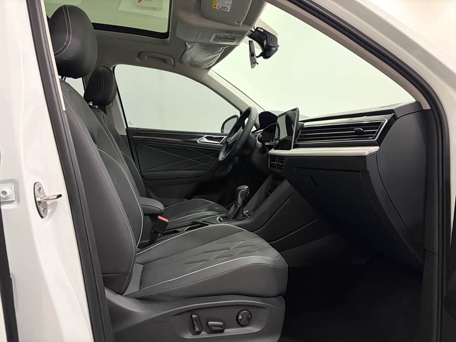 Volkswagen Tiguan L 2023 — фото 14