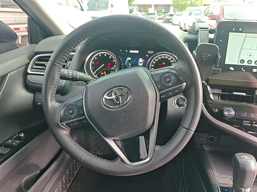 Toyota Camry 2023 — фото 11
