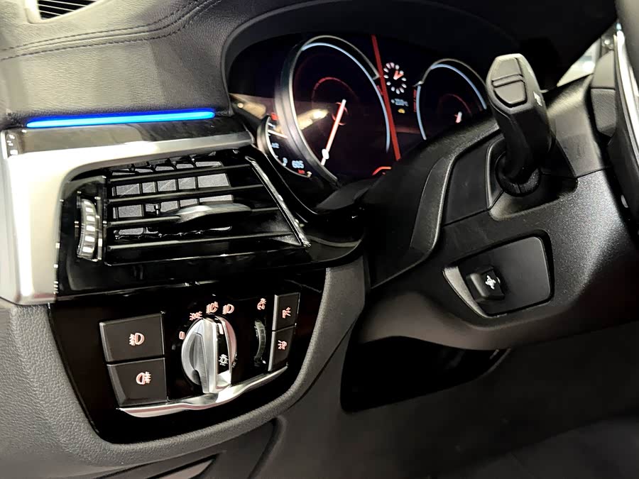 BMW 5 Series 2018 — фото 18