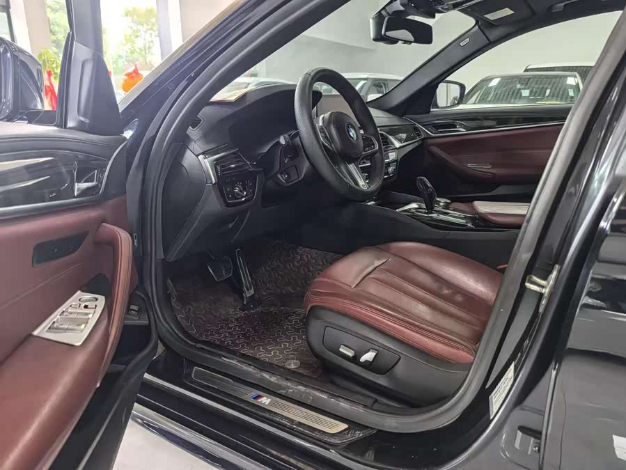 BMW 5 Series 2019 — фото 10