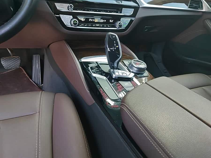 BMW 5 Series 2019 — фото 14