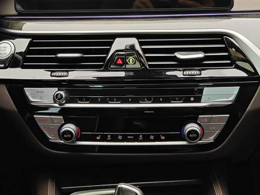 BMW 5 Series 2021 — фото 17