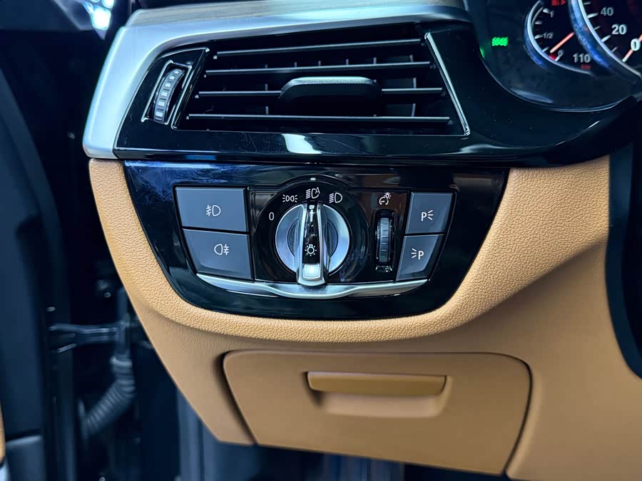 BMW 5 Series 2018 — фото 18