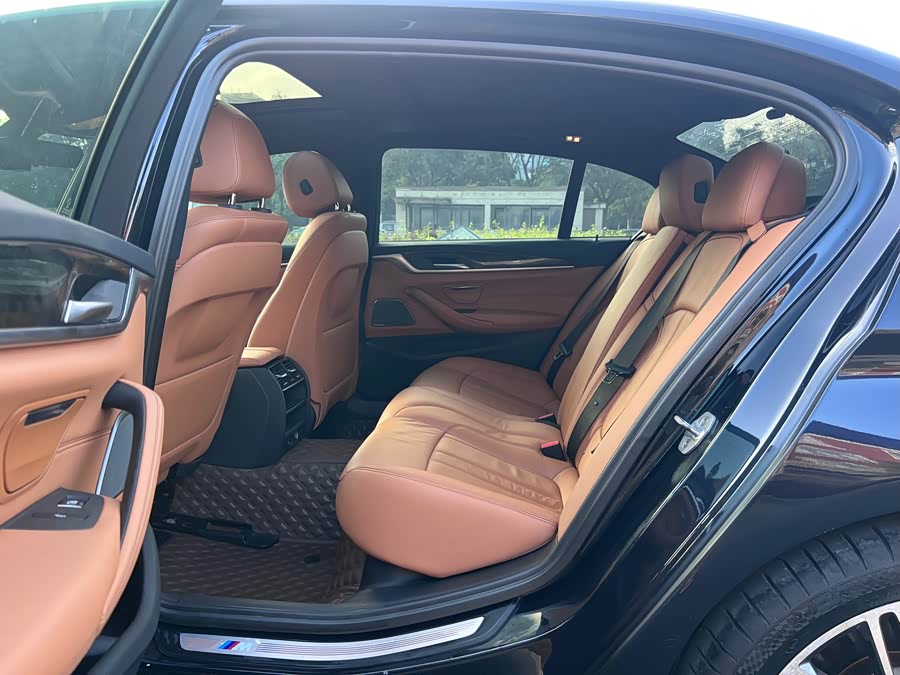 BMW 5 Series 2018 — фото 35