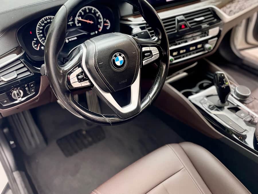 BMW 5 Series 2019 — фото 30