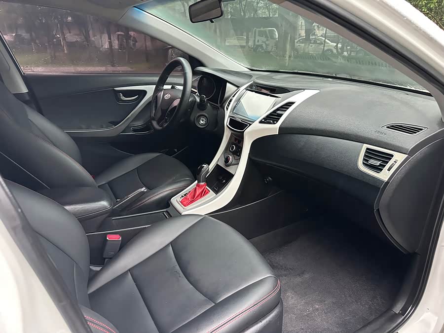 Hyundai Elantra 2015 — фото 16