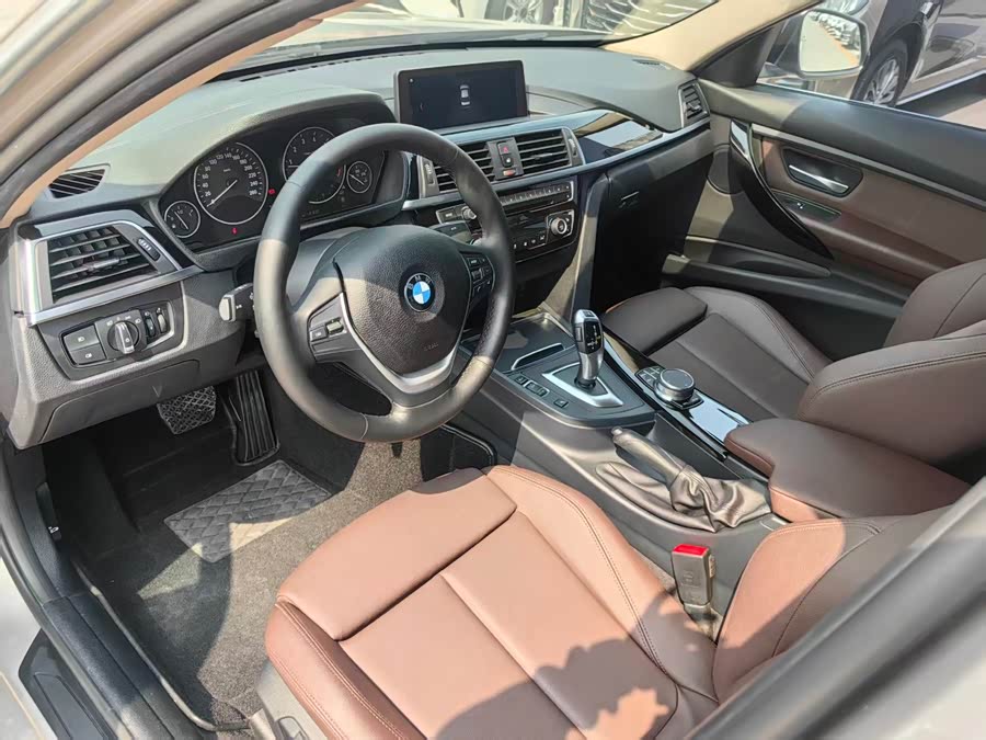 BMW 3 Series 2019 — фото 20