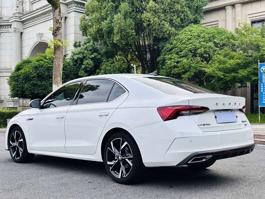 Skoda Octavia 2023 — фото 11