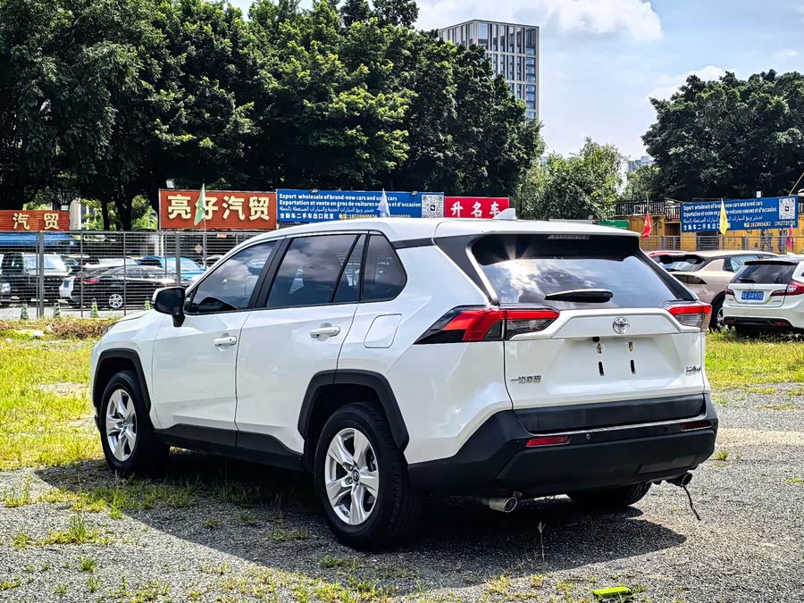Toyota RAV4 2022 — фото 15