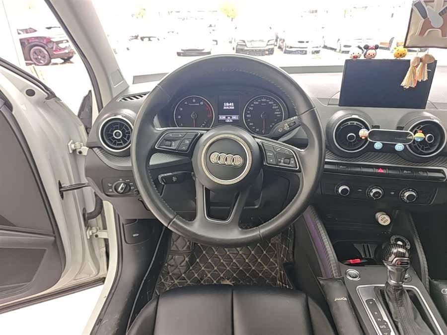 Audi Q2L 2018 — фото 11
