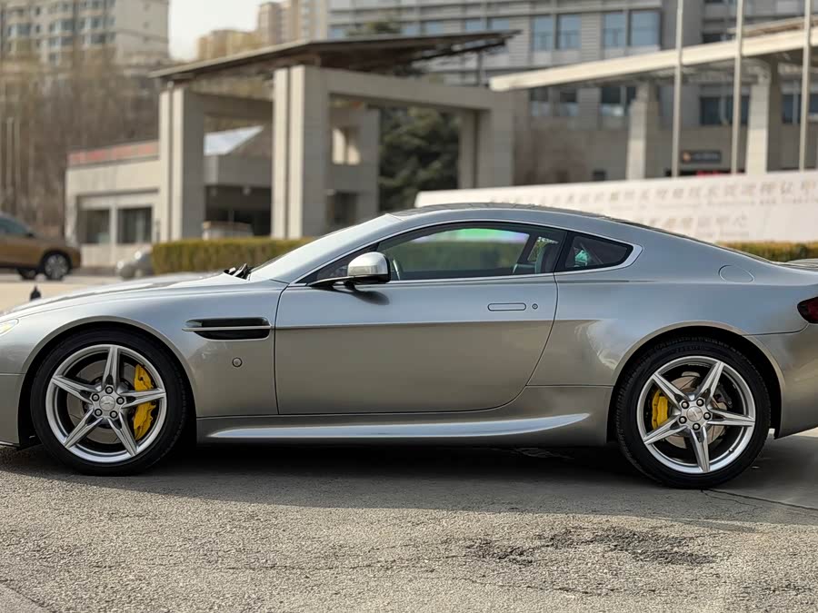 Aston Martin V8 Vantage 2016