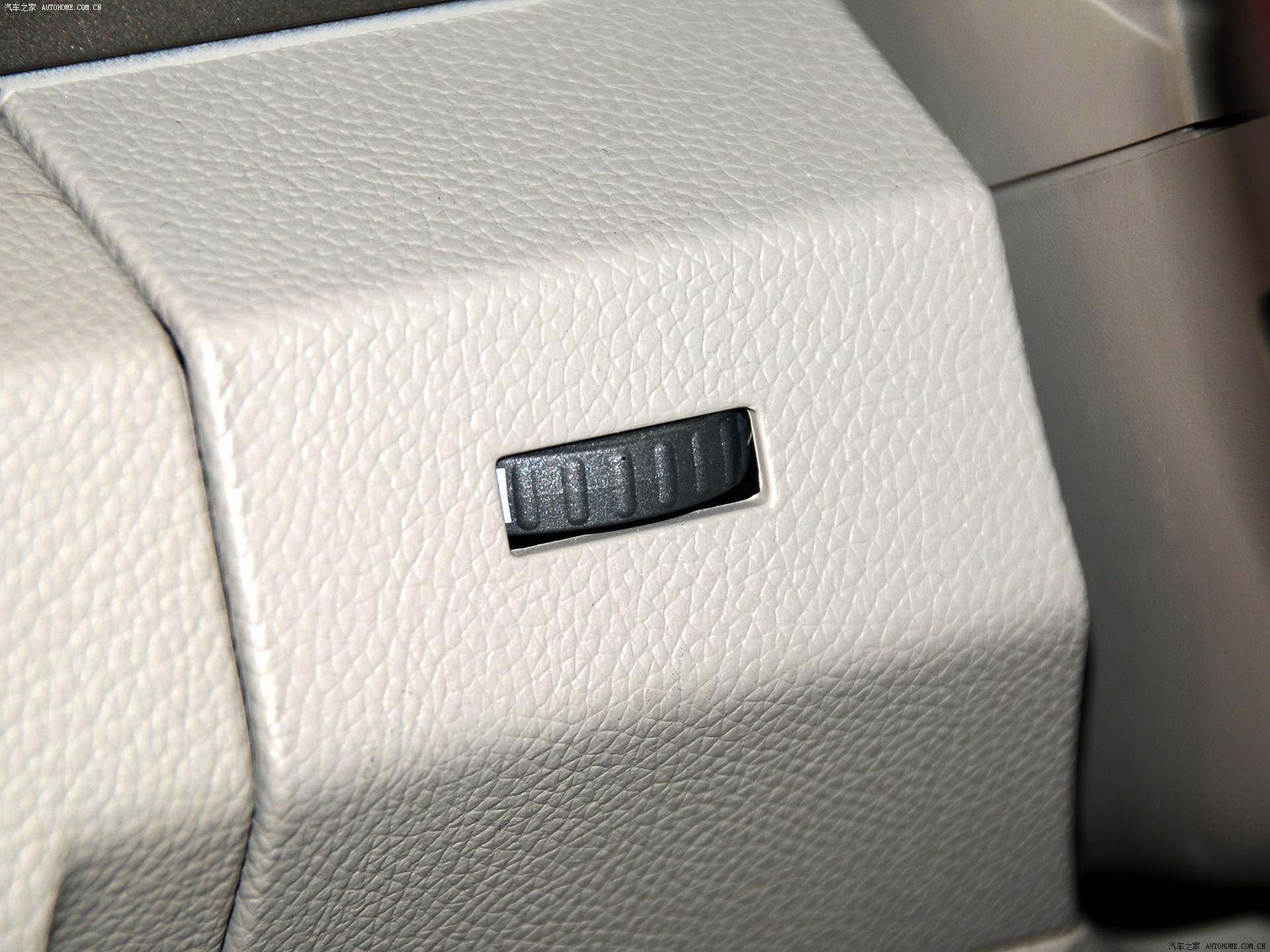 Lincoln Navigator 2025 — Салон, фото 29