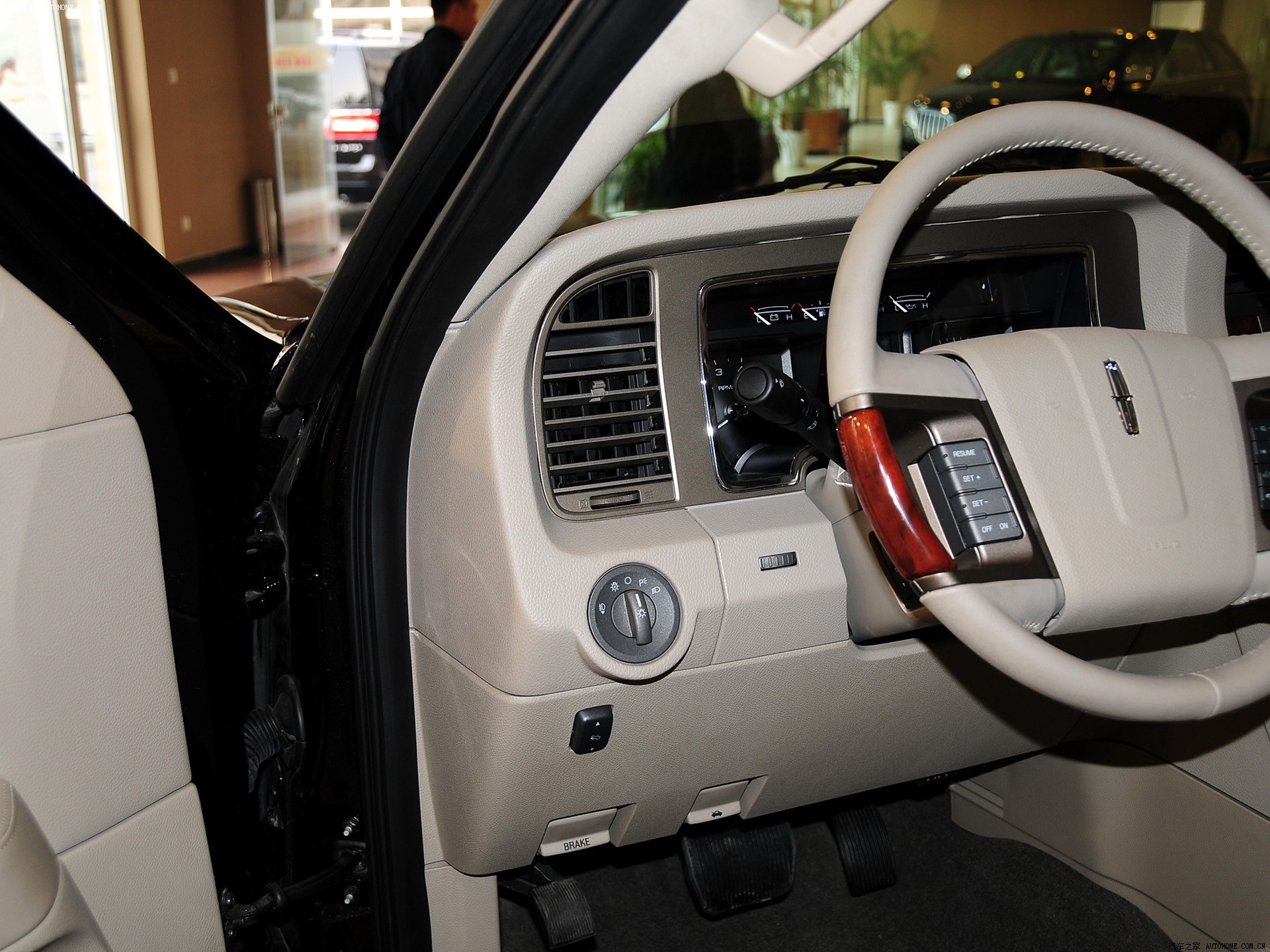 Lincoln Navigator 2025 — Салон, фото 32