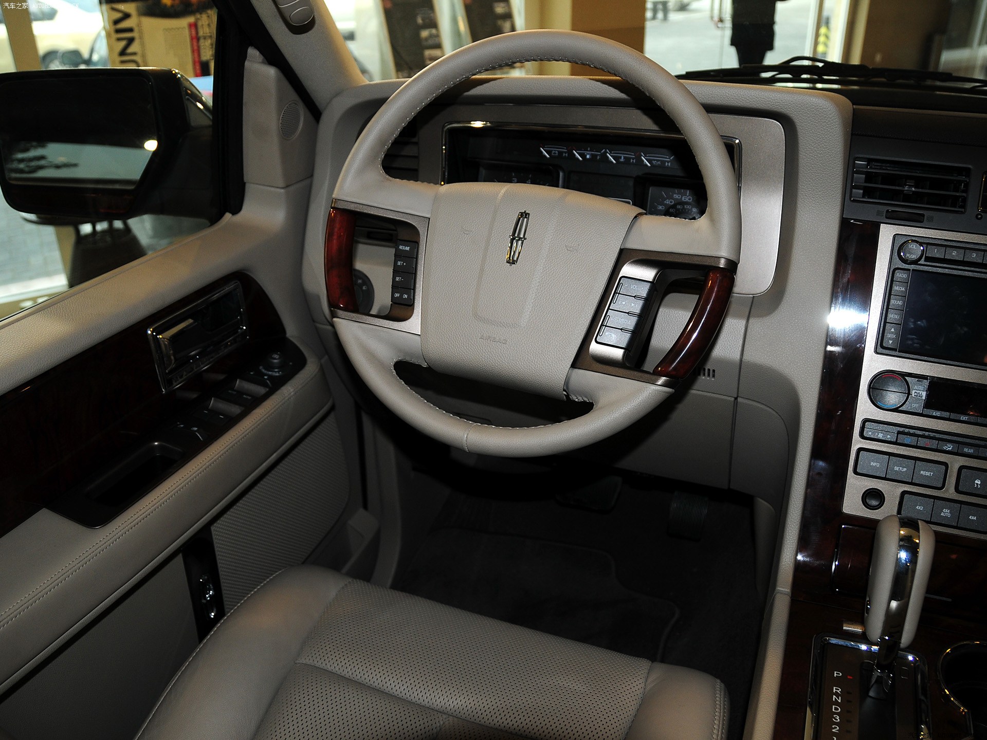 Lincoln Navigator 2025 — Салон, фото 35