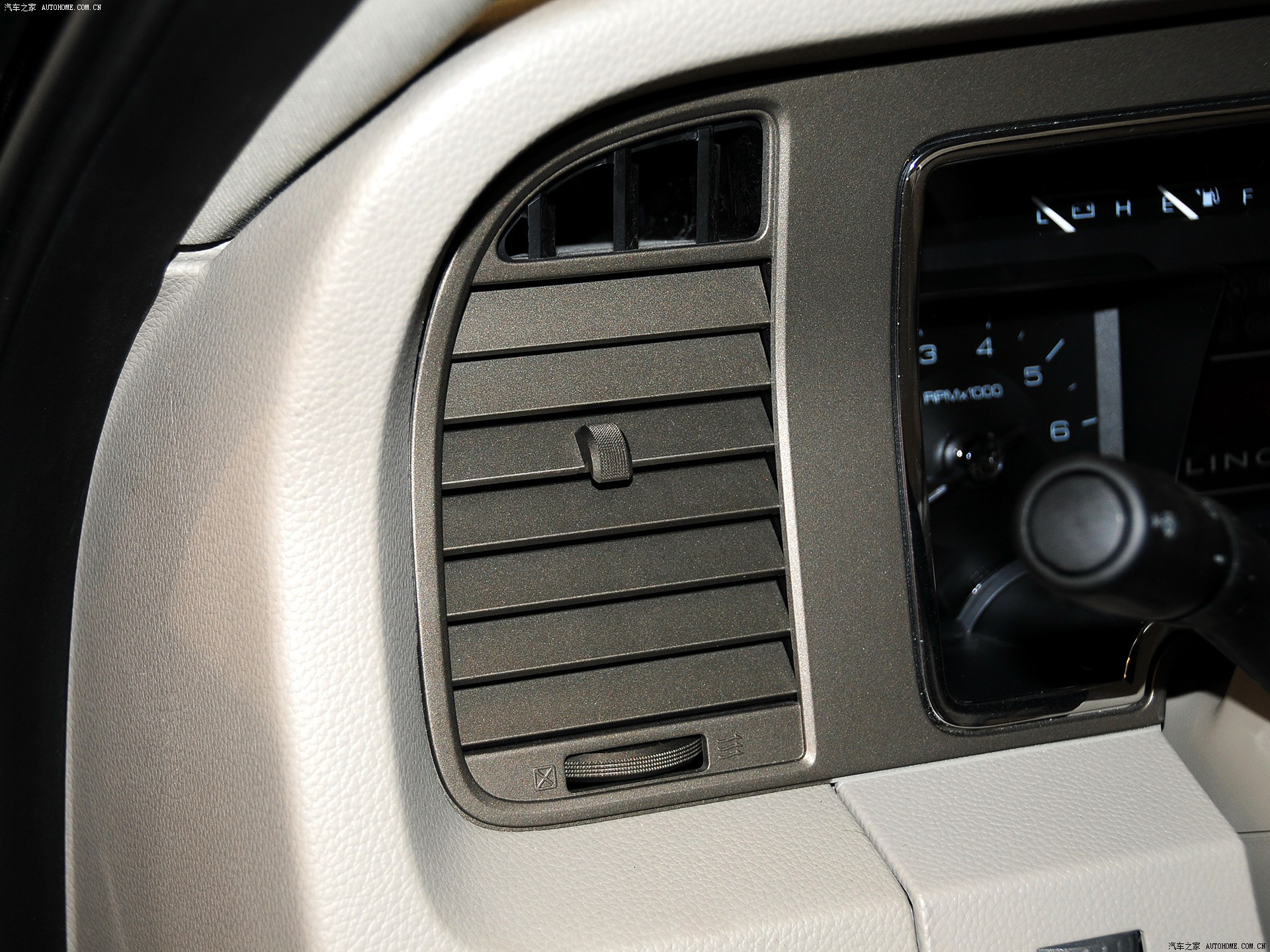 Lincoln Navigator 2025 — Салон, фото 31
