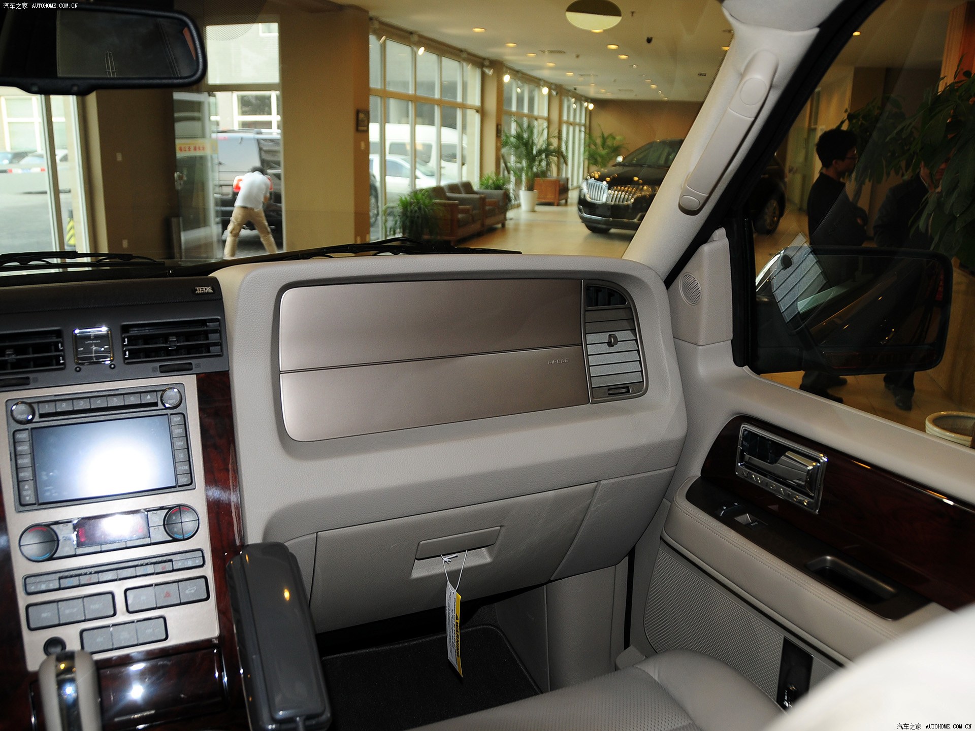 Lincoln Navigator 2025 — Салон, фото 33