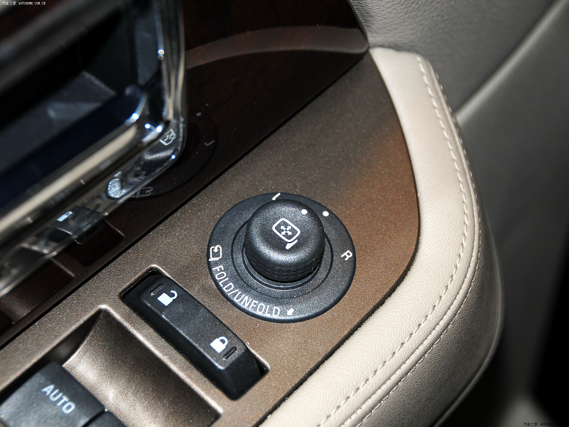 Lincoln Navigator 2025 — Сиденья и пространство, фото 31