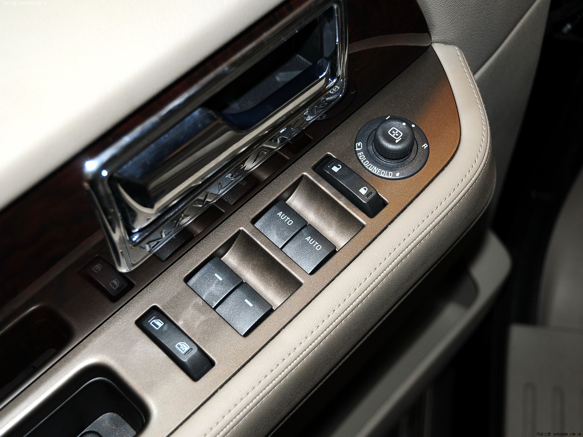 Lincoln Navigator 2025 — Сиденья и пространство, фото 32