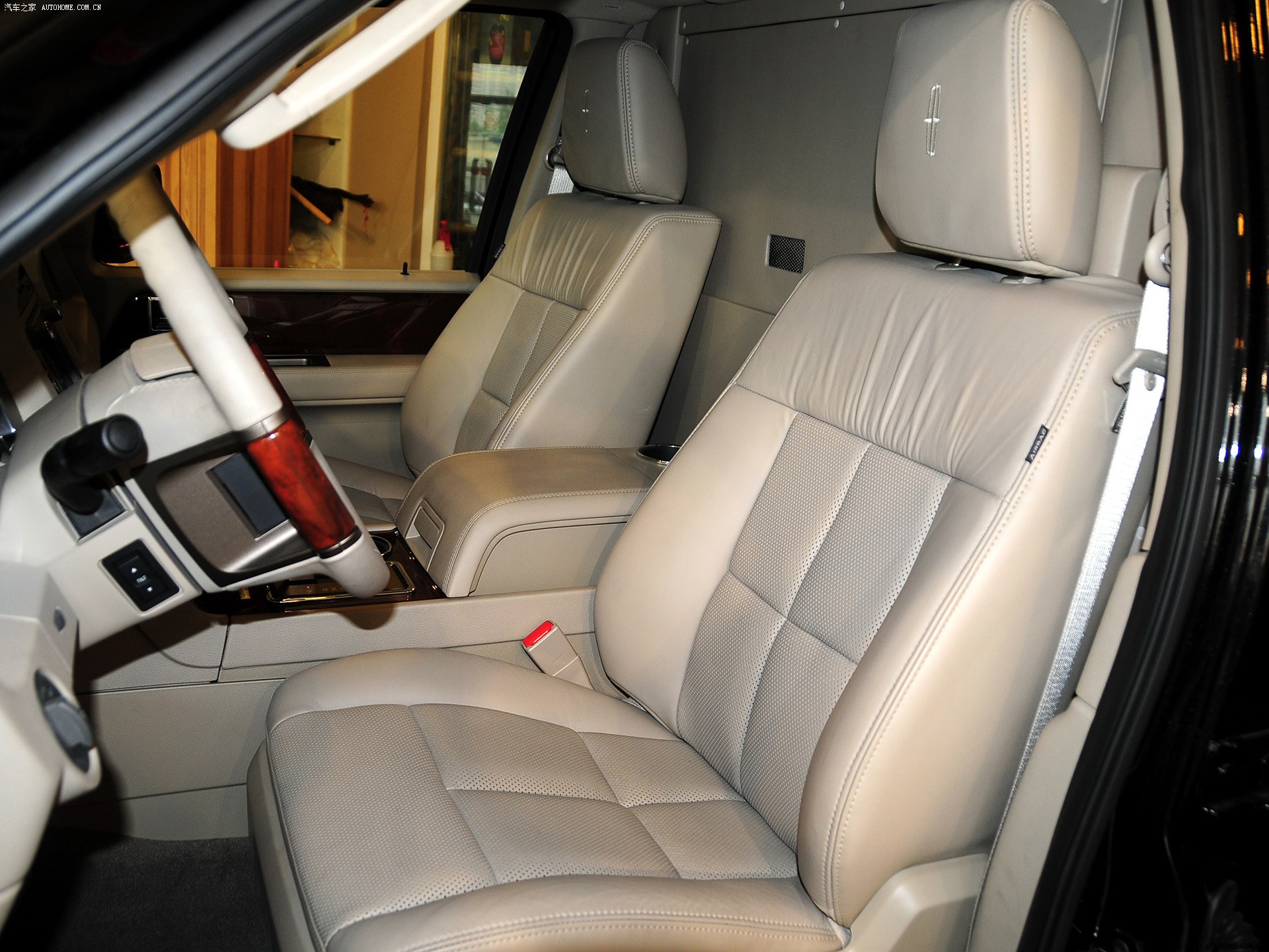 Lincoln Navigator 2025 — Сиденья и пространство, фото 37