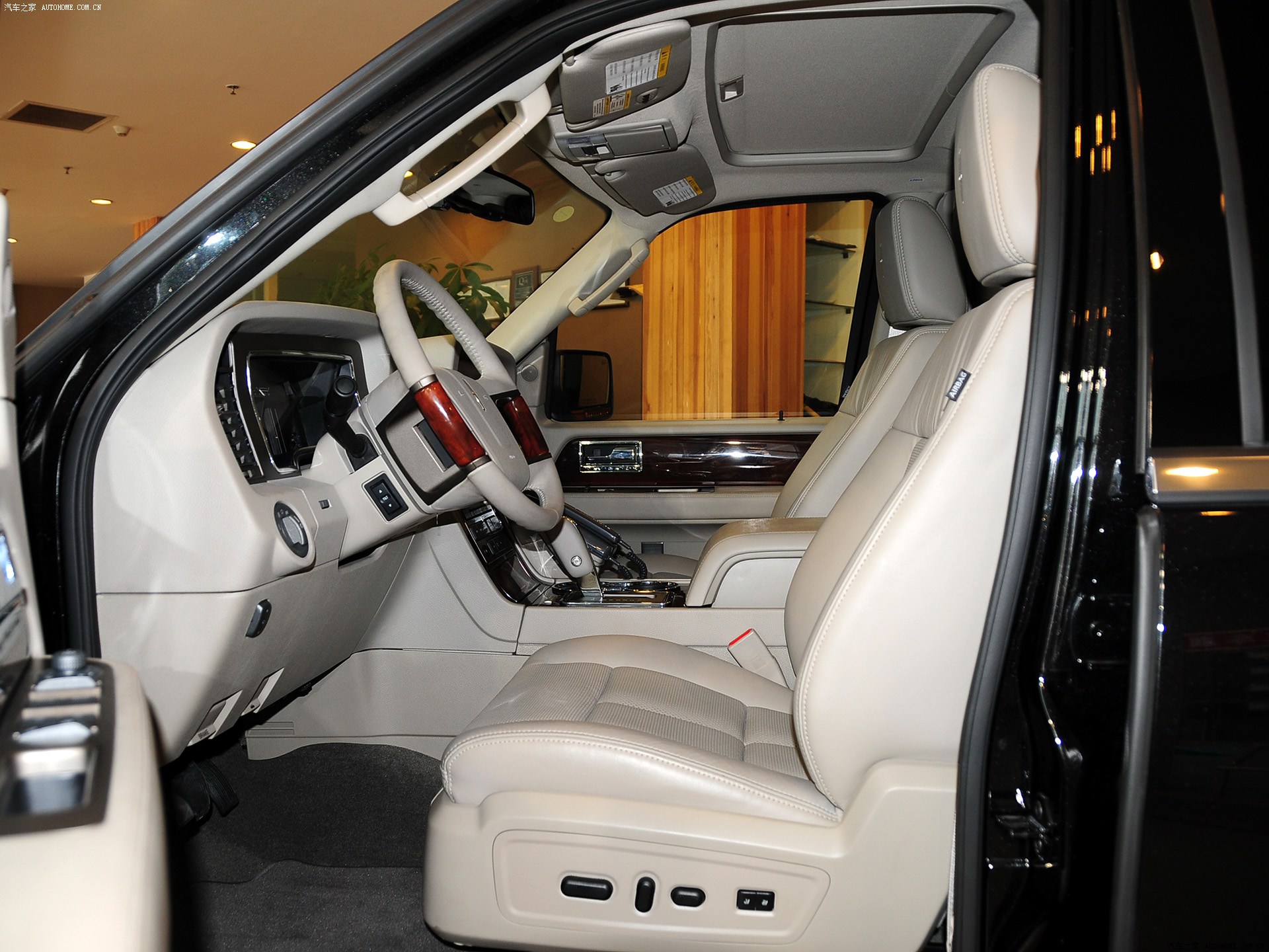 Lincoln Navigator 2025 — Сиденья и пространство, фото 38