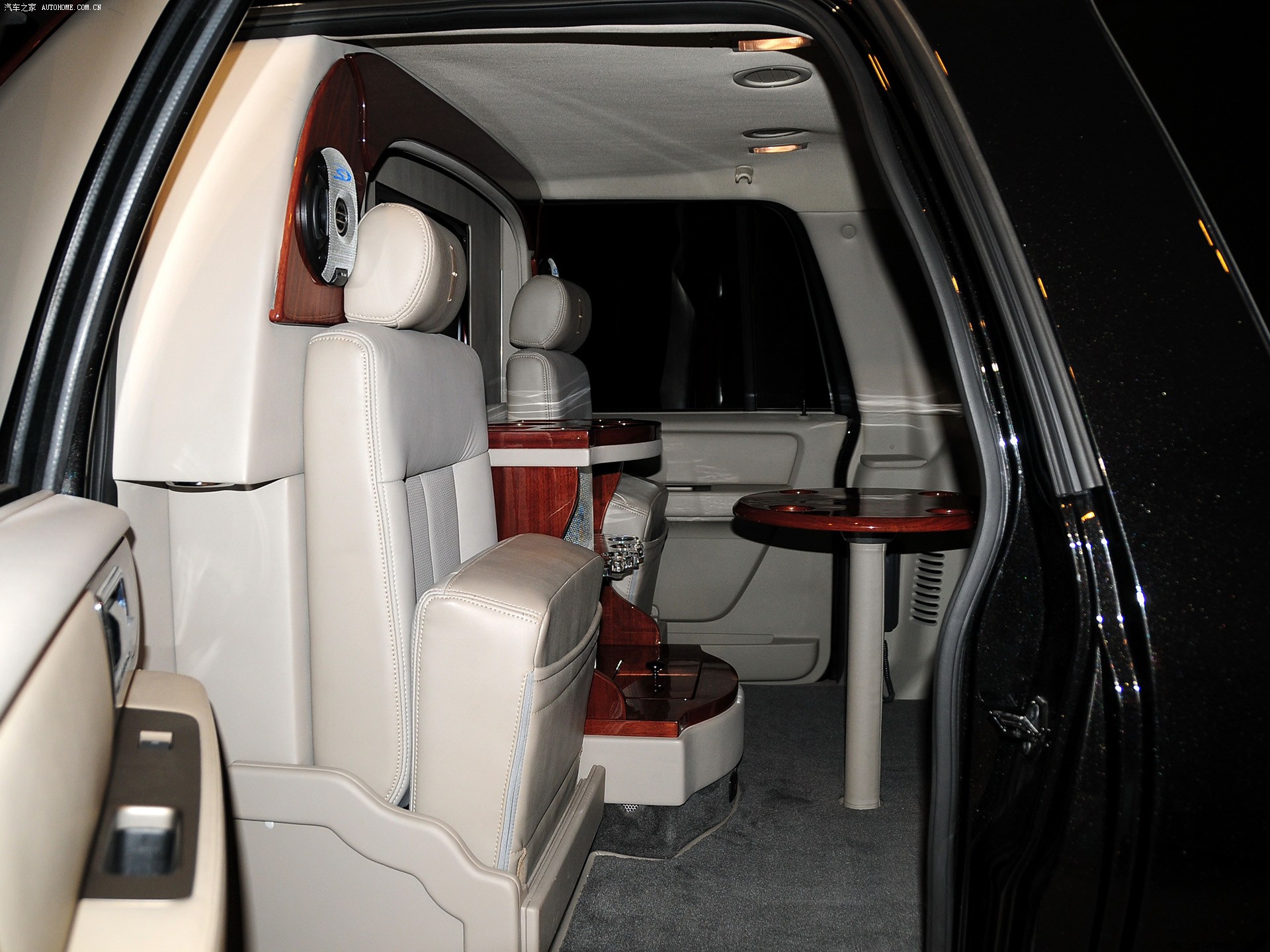 Lincoln Navigator 2025 — Сиденья и пространство, фото 36