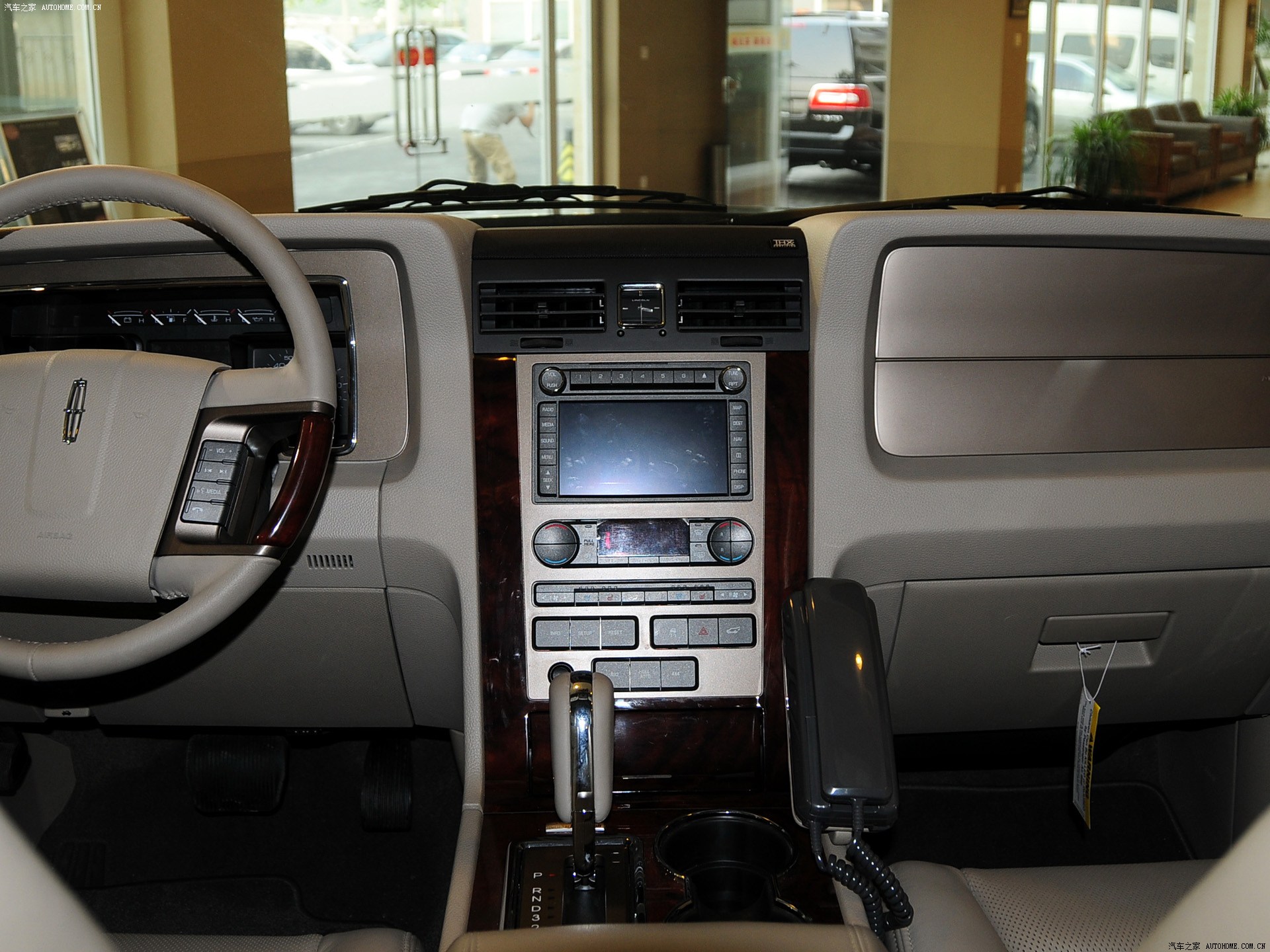 Lincoln Navigator 2025 — Салон, фото 34