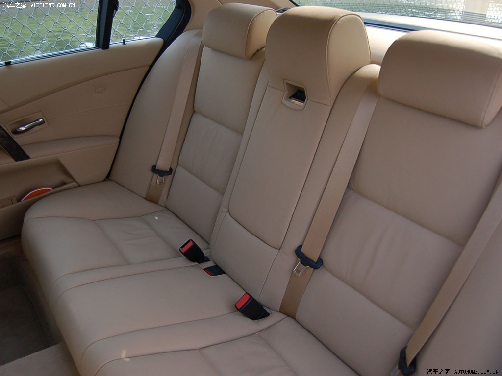 BMW 5 Series 2026 — Сиденья и пространство, фото 32