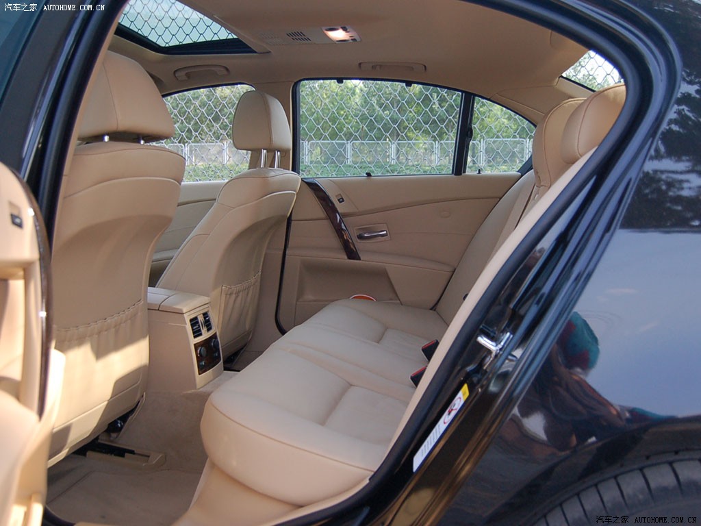 BMW 5 Series 2026 — Сиденья и пространство, фото 31