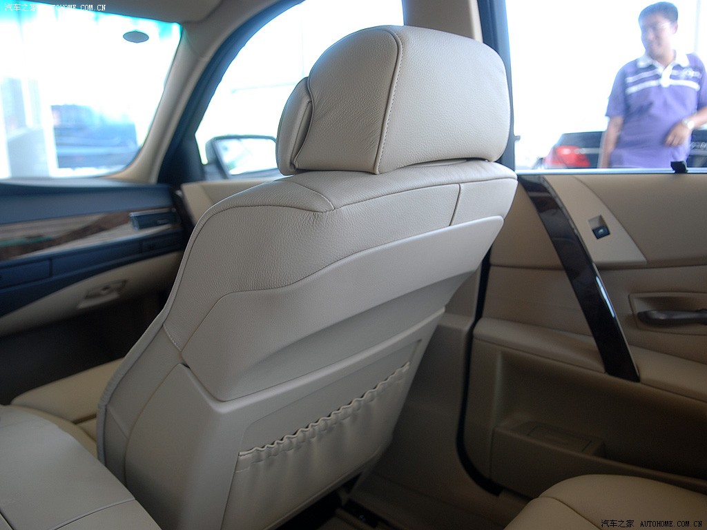 BMW 5 Series 2026 — Сиденья и пространство, фото 40