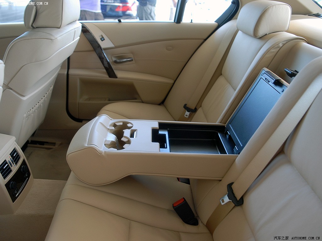 BMW 5 Series 2026 — Сиденья и пространство, фото 37