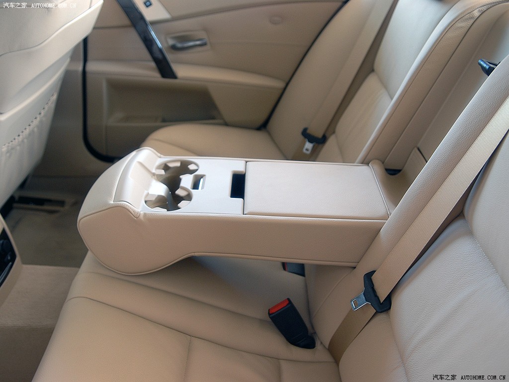 BMW 5 Series 2026 — Сиденья и пространство, фото 38