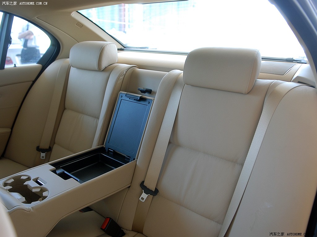 BMW 5 Series 2026 — Сиденья и пространство, фото 36