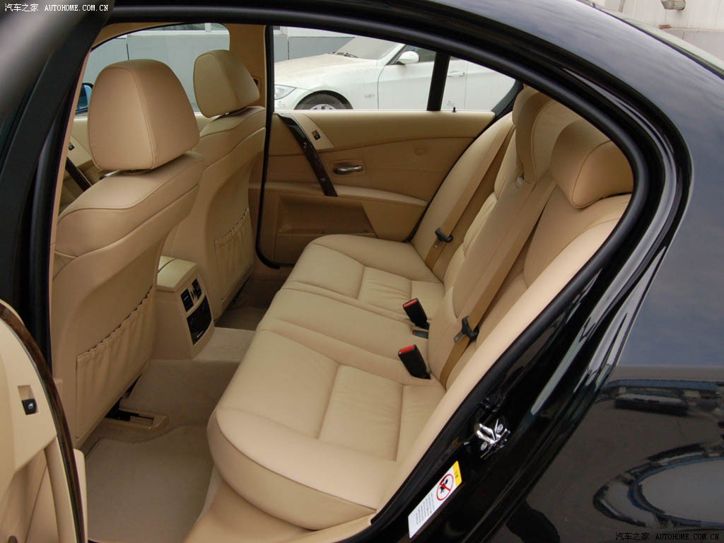 BMW 5 Series 2026 — Сиденья и пространство, фото 16
