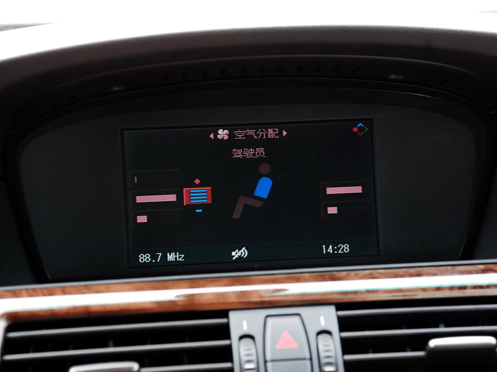 BMW 5 Series 2026 — Салон, фото 61