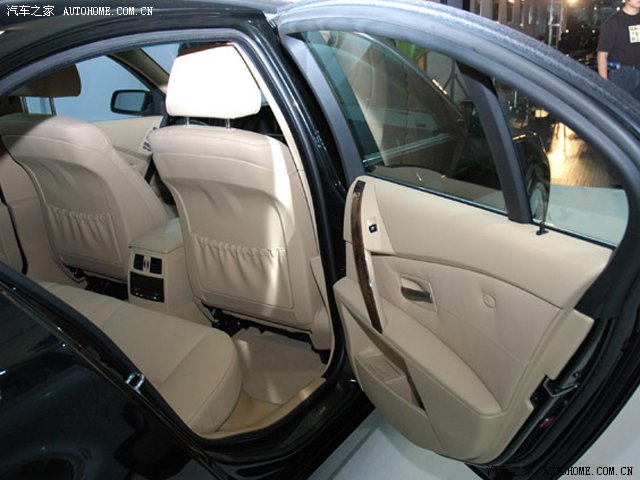 BMW 5 Series 2026 — Сиденья и пространство, фото 12